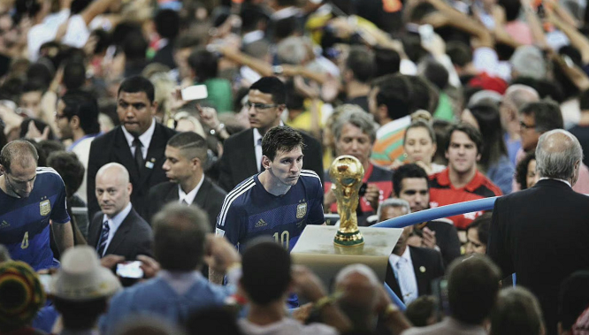 李帅与海港球迷同庆：尊敬的四星球迷，冠军是我们一起拿到的（李帅与海港球迷同庆：致敬四星球迷，冠军属于我们所有人）