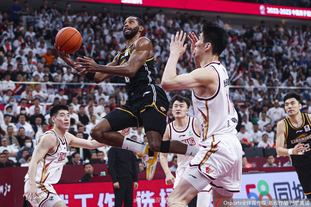 活塞122-117击败步行者，豪取13连胜，追平队史最长连胜纪录。（活塞122-117力克步行者，13连胜追平队史最长纪录）