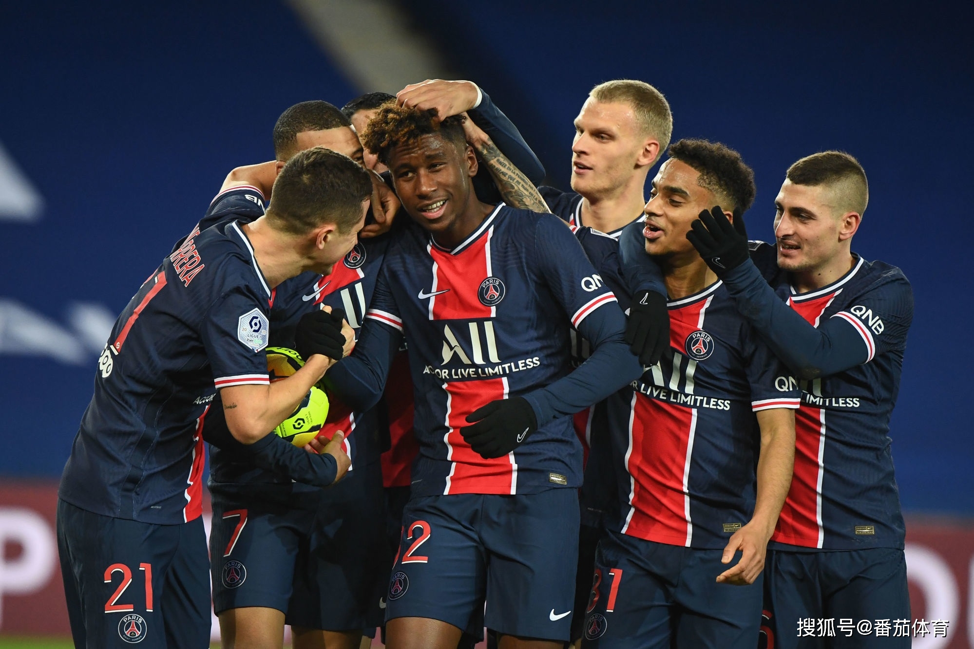 最快百球先生！哈兰德领取英超100球纪念球（哈兰德创英超百球最快纪录，获颁百球纪念球）