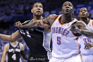 足球国足球迷自发组织万人方阵助威（万名球迷自发组建方阵为国足助威）