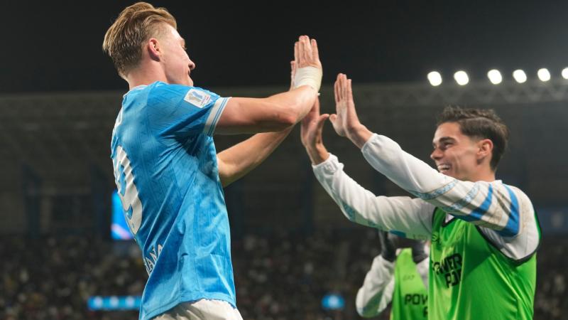 孔萨：凯恩给球队设立标准，那自然而然会激励我们（孔萨：凯恩树立球队标杆，激励着我们）