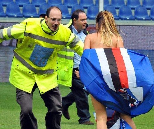 塞维利亚主帅：我问裁判为什么给我黄牌，他马上给了我第二张（塞维利亚主帅：刚问黄牌原因，裁判随即再出一张）