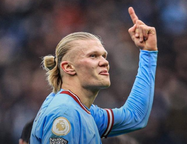 山雨欲来！英超冠军彻底爆了：2功臣炮轰+斯洛特遭兵变 队长表态（英超冠军危机四伏：两大功臣开炮，斯洛特遭更衣室逼宫，队长发声）